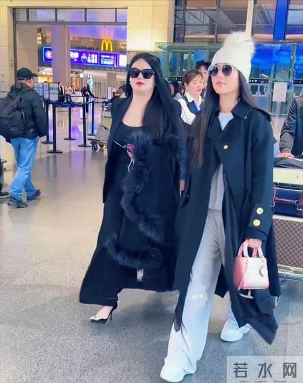 李湘一家三口现身机场，走路带风气场十足！手上那件貂皮大衣抢镜