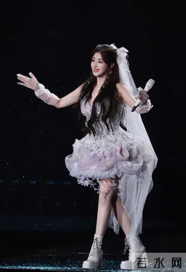 张含韵上海演唱会“惊变”，上围引热议，恋爱传闻靠谱吗？