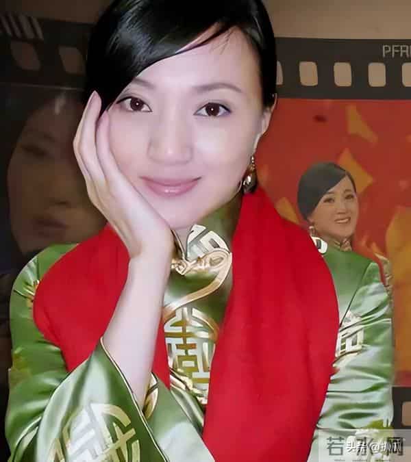 她是冯巩御用老婆，连登五年春晚后精神失常，如今50岁的她怎样了