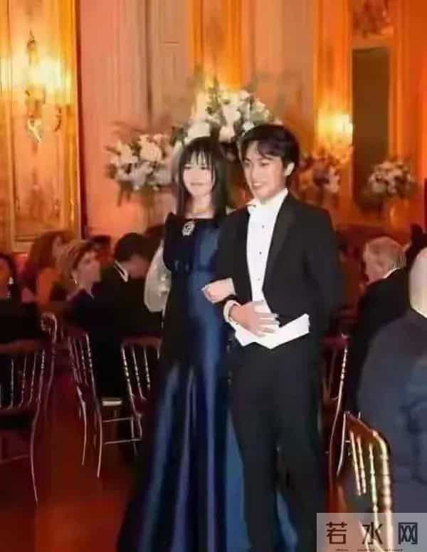 张艺谋的儿子与女儿合影，一个帅一个美，完美继承了妈妈的美貌。