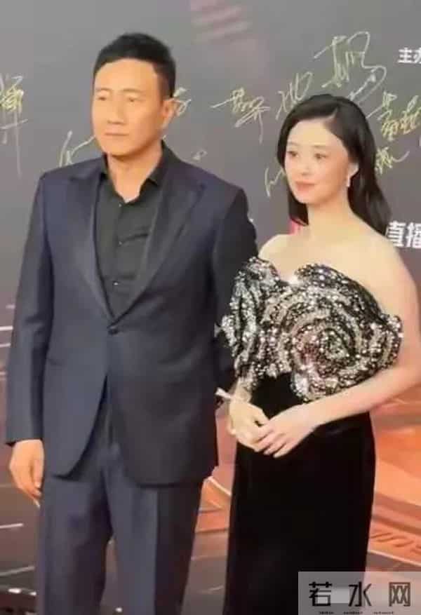 42岁蒋欣出席活动，裙摆开叉到大腿根，走路时气场太强大了