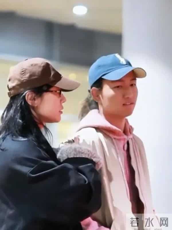 白百何带俩儿子回国，17岁大儿子罕见露面，身高180，模样像爸爸