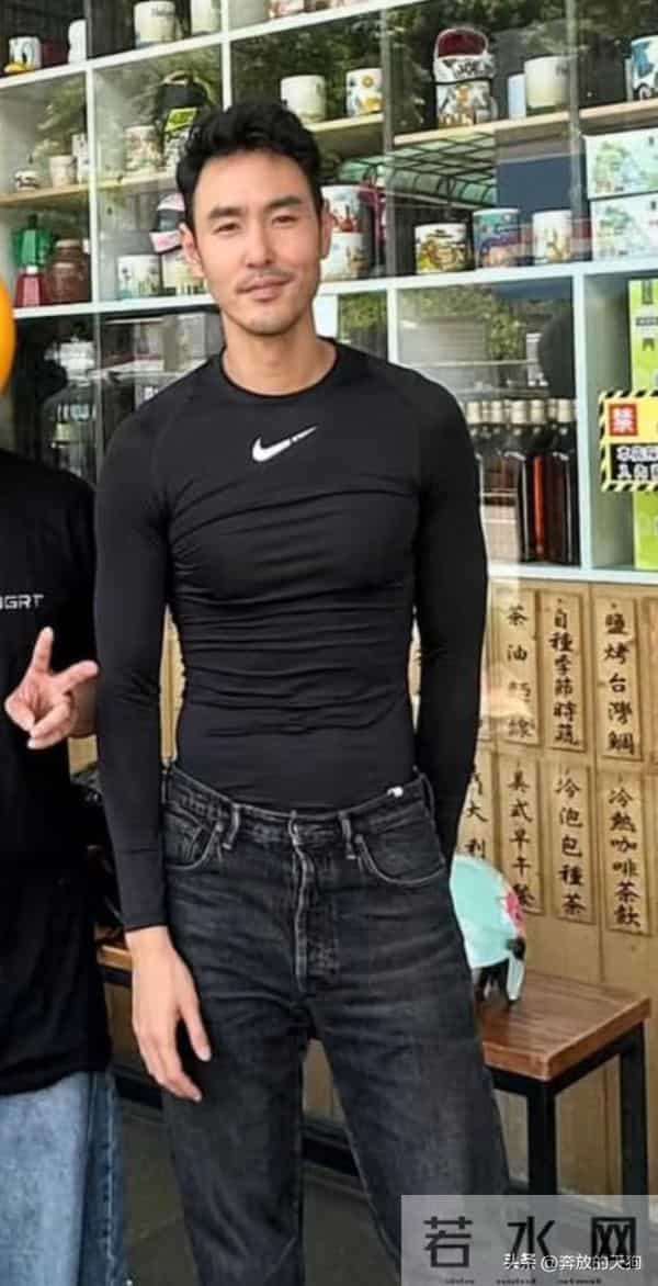 阮经天42岁穿紧身服亮相，身材堪比男模，胸肌腰部线条完美展现！