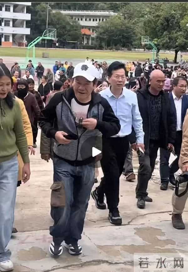 台湾歌手赵传回广西天等探亲了，看到家族大合照