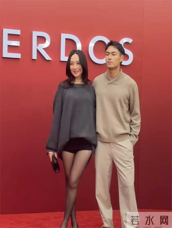 杨佑宁媳妇这身材简直堪比梦露啊肉肉的性感又火辣看得人目不转睛