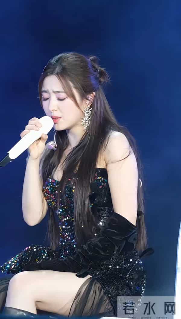 张含韵上海演唱会“惊变”，上围引热议，恋爱传闻靠谱吗？