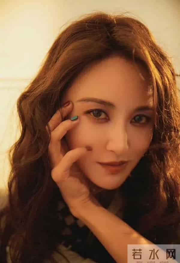 张歆艺光脚坐在木地板上，眉眼带笑的气质太舒服了