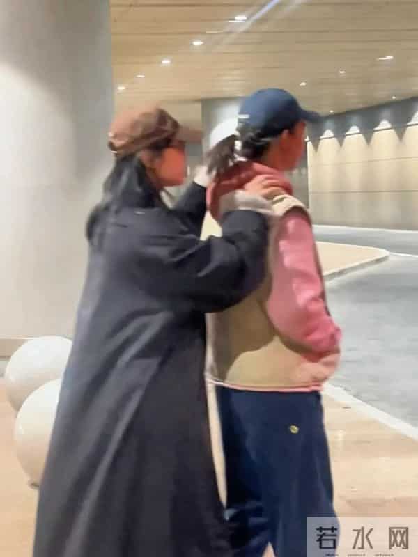 白百何带俩儿子回国，17岁大儿子罕见露面，身高180，模样像爸爸