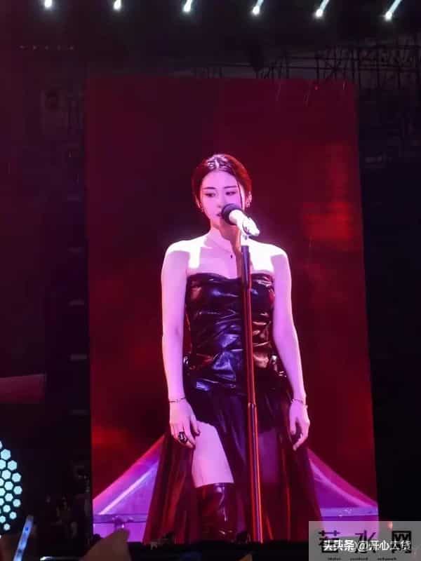 张碧晨演唱会被雨水淋透，黑色透视裙在雨中若隐若现，好丰满