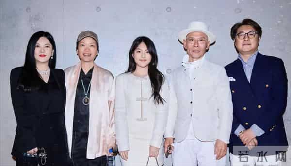 李湘一家三口现身机场，走路带风气场十足！手上那件貂皮大衣抢镜