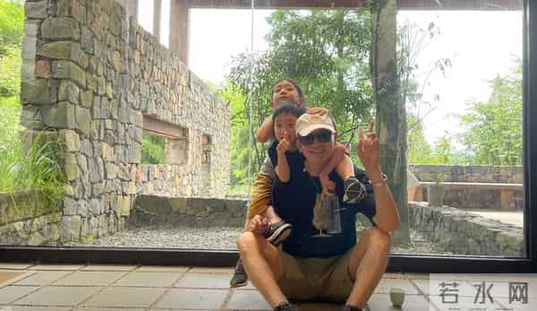 侯长荣和妻子被偶遇，气质儒雅越老越帅，陈剑月比老公显老但面善