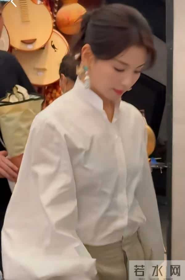 47岁刘涛豫园现身,休闲装配低马尾,气质优雅美得好高级