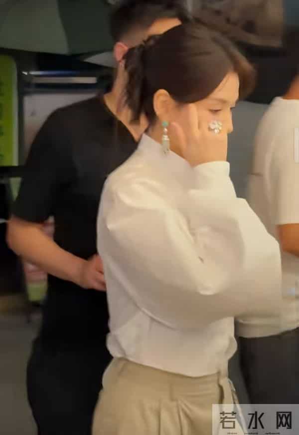 47岁刘涛豫园现身,休闲装配低马尾,气质优雅美得好高级