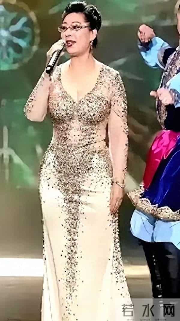 72岁的关牧村，跟莫文蔚站一块儿。一个珠圆玉润，一个骨感纤细。