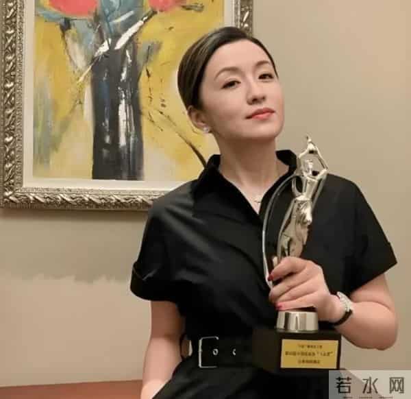 事情闹大了！秦雯“袭警捞人”事件遭官媒喊话，吐槽倪妮被硬刚