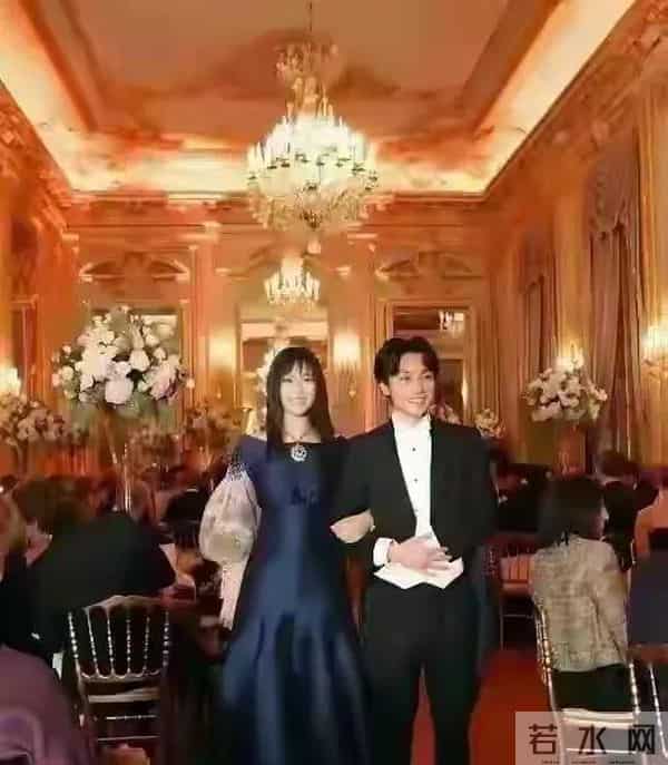 张艺谋的儿子与女儿合影，一个帅一个美，完美继承了妈妈的美貌。