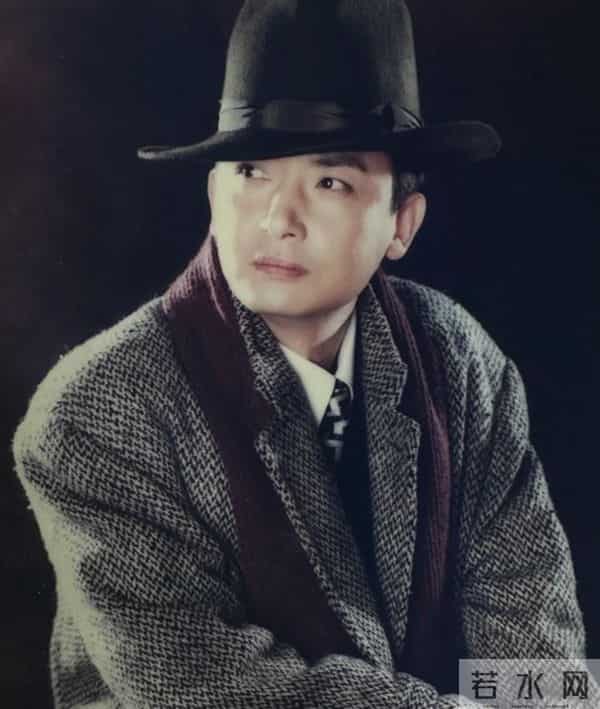 侯长荣和妻子被偶遇，气质儒雅越老越帅，陈剑月比老公显老但面善