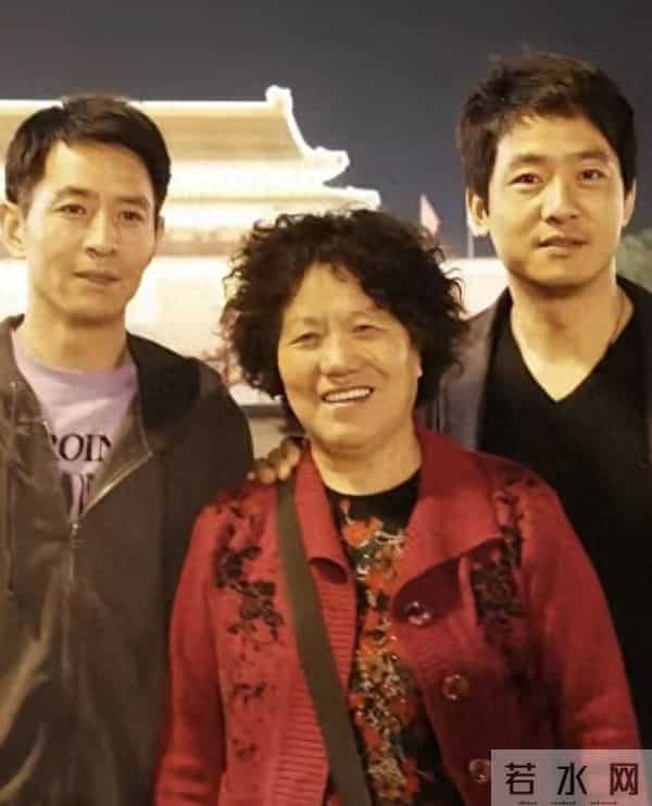 郭晓东妈妈带亲戚来北京，住小酒店不麻烦儿子，俩孙女全程玩手机