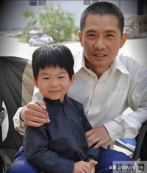 戏红人不红，明明自己很帅却娶“丑女”为妻，恩爱24年他到底图啥