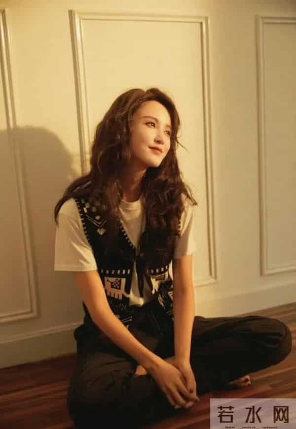 张歆艺光脚坐在木地板上，眉眼带笑的气质太舒服了