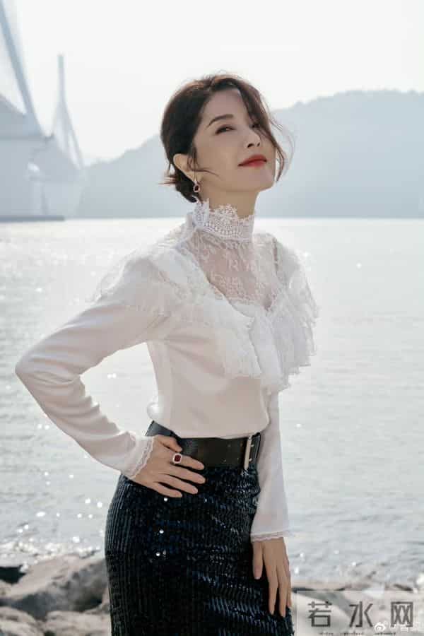 曾黎阿姨今日份在长江大桥美拍，开叉包臀裙高跟穿搭迷人至极