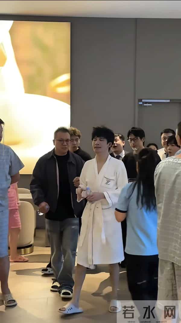 沈阳洗浴中心 偶遇大张伟和沈凌 大张伟走路没劲 还一副没睡醒的样子