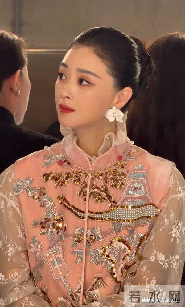 上海这一晚,蒋欣、胡杏儿秒了00后小花,才知什么叫美得有辨识度