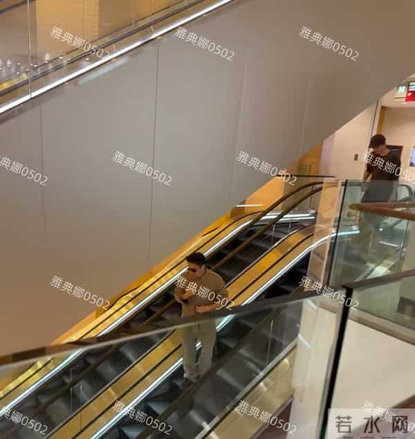 香港偶遇谢霆锋和大儿子,谢霆锋好帅好年轻Lucas很乖很崇拜爸爸