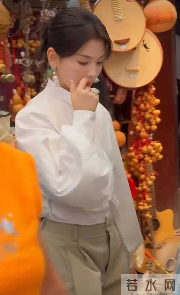 47岁刘涛豫园现身,休闲装配低马尾,气质优雅美得好高级