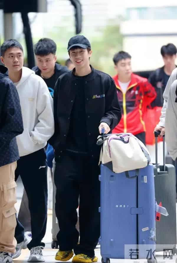 看到了在小杨身边的莎莎，梁靖崑顶着新发型出发了，林高远也出发