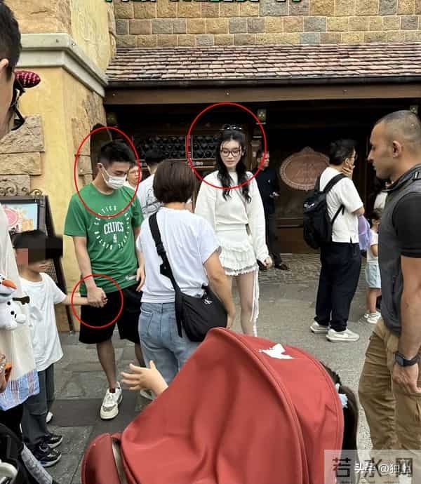 迪士尼偶遇何猷君一家，4岁女儿背1.7万挎包，奚梦瑶本人美到失语