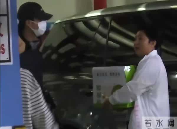 邢菲拿奖就曝恋情，两人被拍见家长，男友选秀出身，母亲下楼迎接