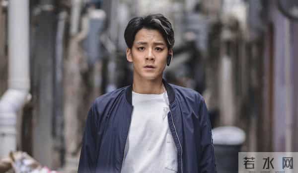 香港知名男星疑脚踏两只船，先后约会两位女神，踢球昏迷一度险死