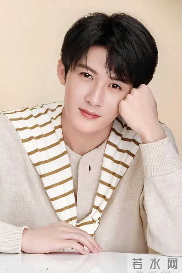 檀健次符龙飞一起抽烟，亮点是双爹带娃逛环球！