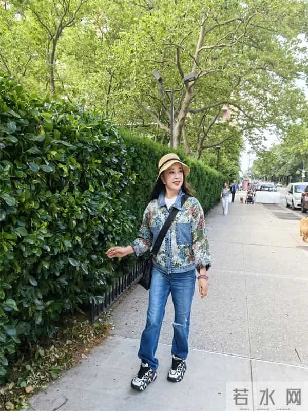 74岁刘晓庆晒公园散步照，整套休闲牛仔穿搭，比实际年龄年轻20岁