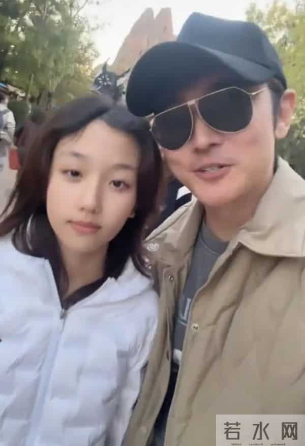 张丹峰洪欣带孩子逛环球影城,对着镜头比耶,完全看不出相差10岁