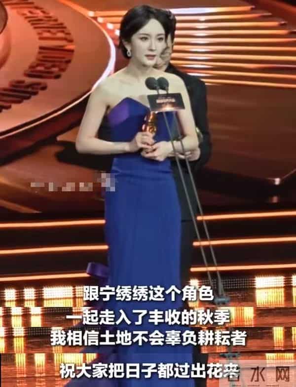 杨幂的“获奖感言”在全网火了，秦海璐的评价，终于有人信了！