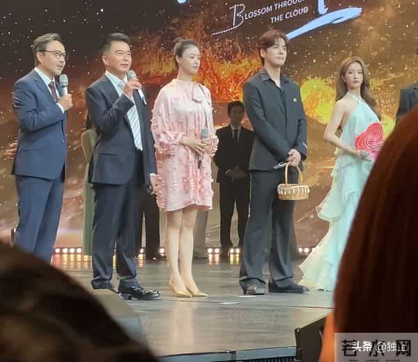 蒋欣出席招商大会，真人瘦好几圈又高又白，穿粉裙好显嫩不像42岁