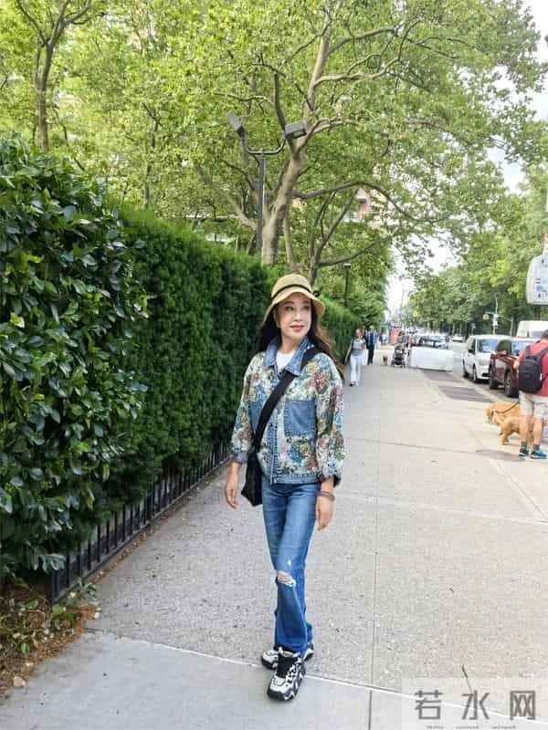 74岁刘晓庆晒公园散步照，整套休闲牛仔穿搭，比实际年龄年轻20岁