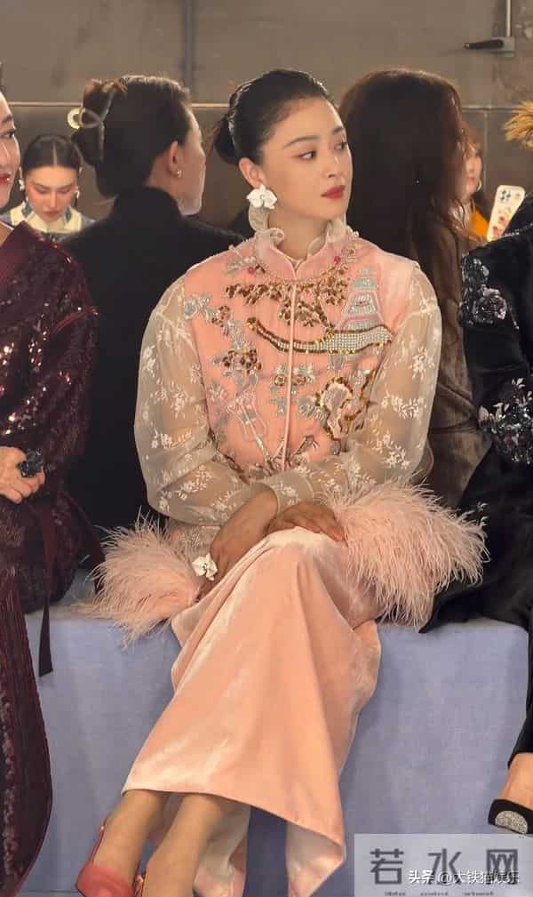 上海这一晚,蒋欣、胡杏儿秒了00后小花,才知什么叫美得有辨识度