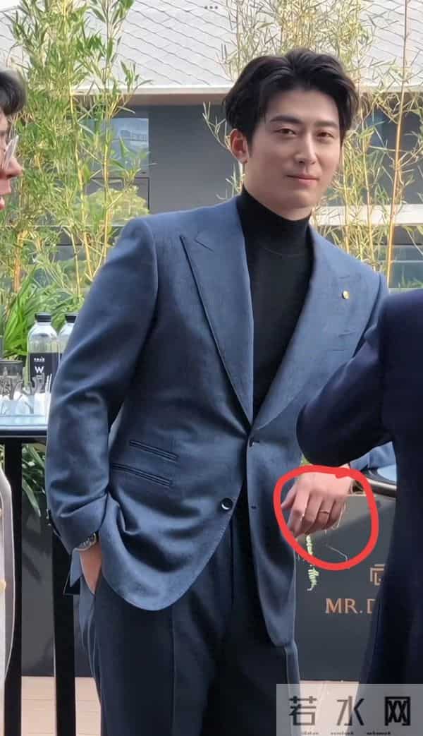 窦骁被传婚变后首次现身，面部浮肿憔悴，无名指还戴着婚戒
