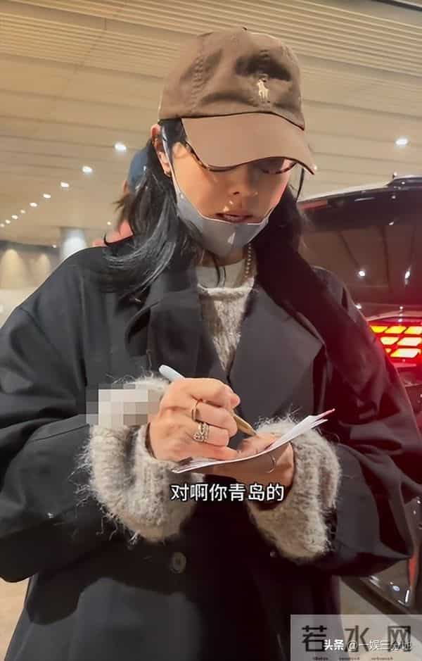 白百何一家回国,大儿子又黑又老,小儿子长相曝光眼小脸大不像她