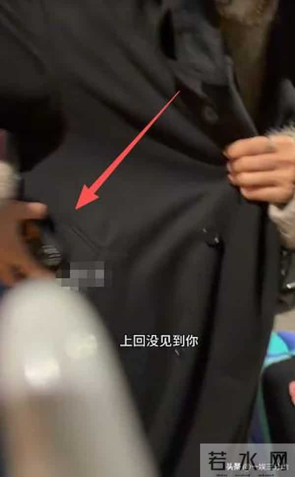 白百何一家回国,大儿子又黑又老,小儿子长相曝光眼小脸大不像她