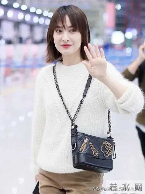 吴昕机场私服越来越简约！穿米白毛衣+直筒裤，时髦又减龄！