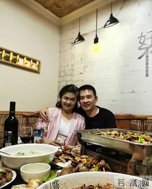 戏红人不红，明明自己很帅却娶“丑女”为妻，恩爱24年他到底图啥