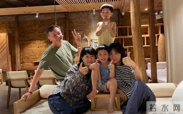 侯长荣和妻子被偶遇，气质儒雅越老越帅，陈剑月比老公显老但面善