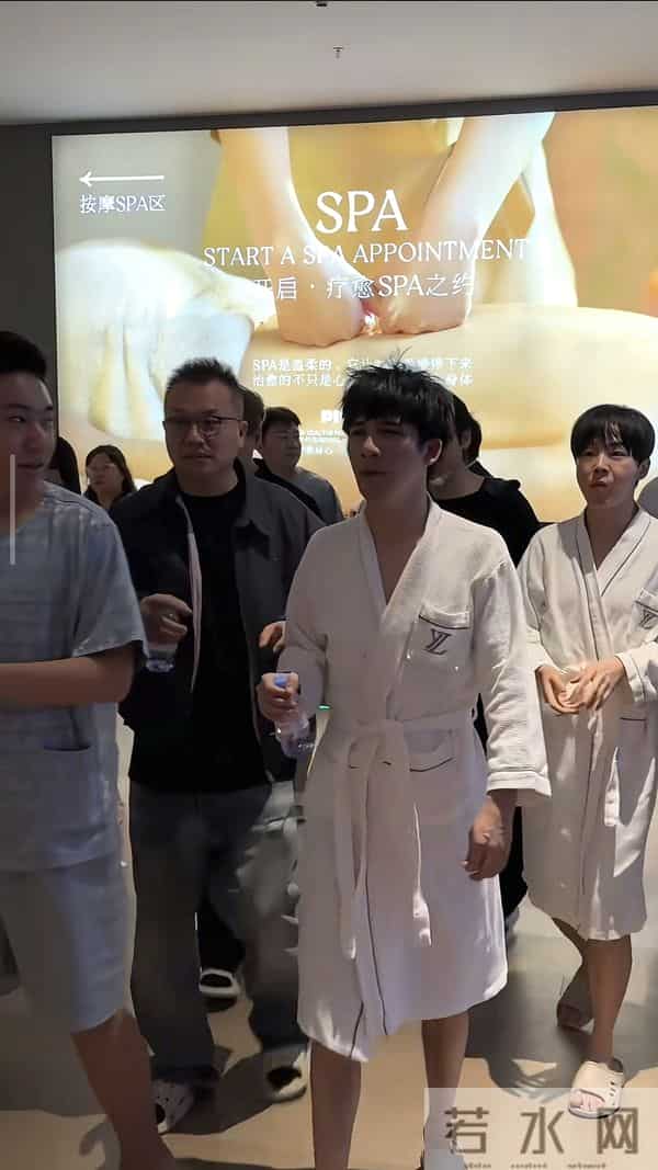 沈阳洗浴中心 偶遇大张伟和沈凌 大张伟走路没劲 还一副没睡醒的样子