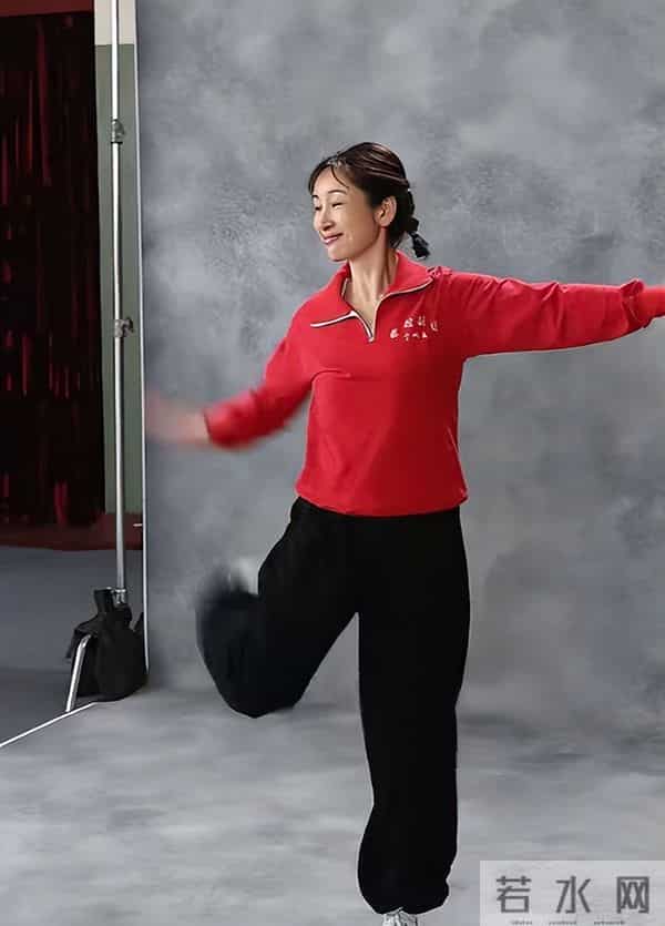 北京这一夜，秦海璐肿了，蒋欣瘦成皮包骨，却被66岁的她惊艳了