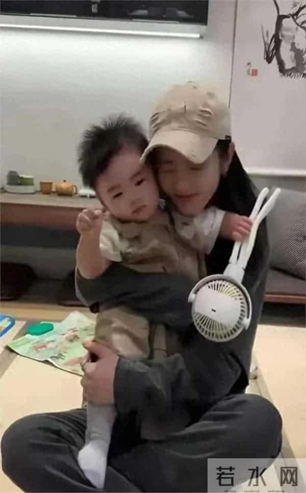 李云霄晒在家哄娃照，休闲装穿出20岁少女感，完美冻龄女神！