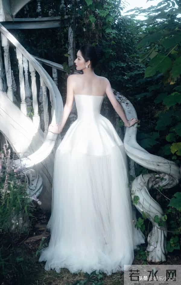 王玉雯亮相微博视界大会红毯,肌肤如雪,美得似小公主!